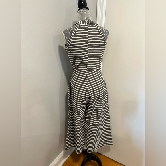 NWOT Women’s Sz: M Gray & White Striped Wide Leg Cropped Halter Belted Jumpsuit. - Picture 3 of 11